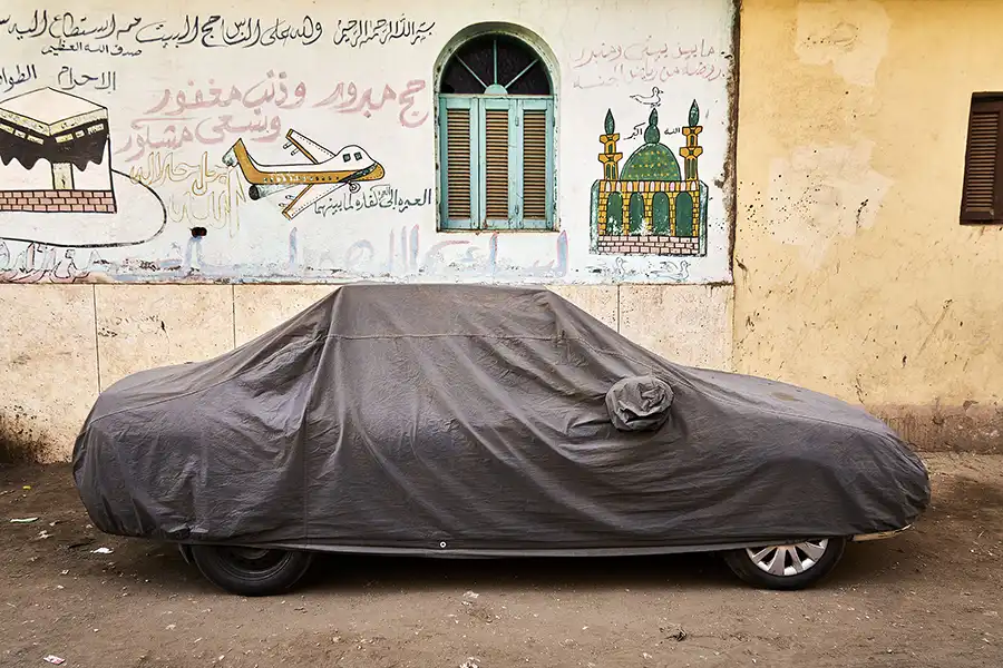 Coche cubierto con tela en Egipto