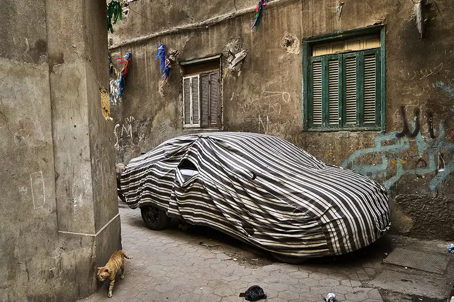 Coche cubierto con tela en Egipto