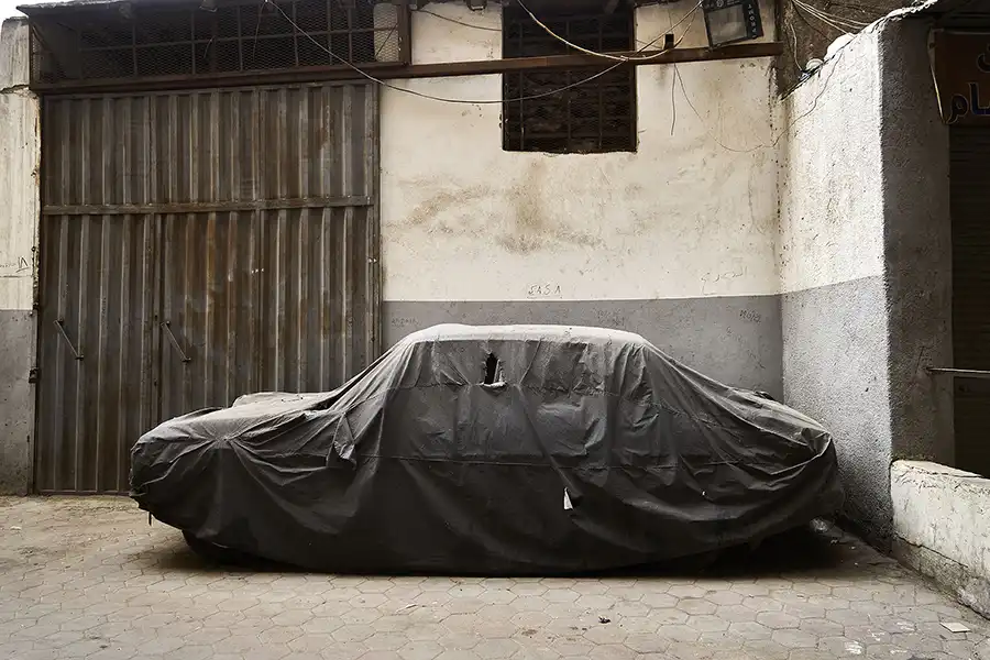 Coche cubierto con tela en Egipto