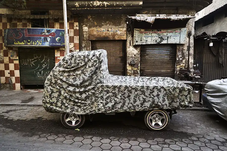 Coche cubierto con tela en Egipto