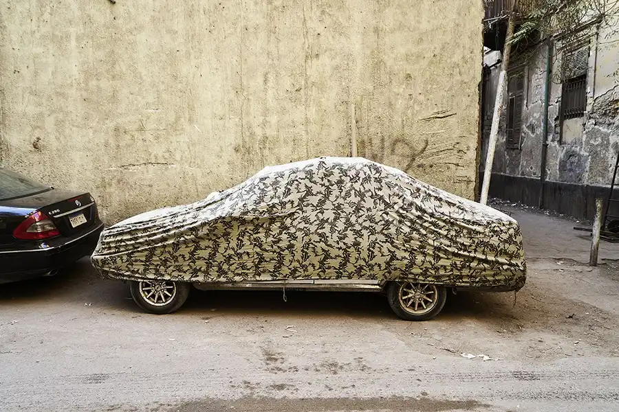 Coche cubierto con tela en Egipto