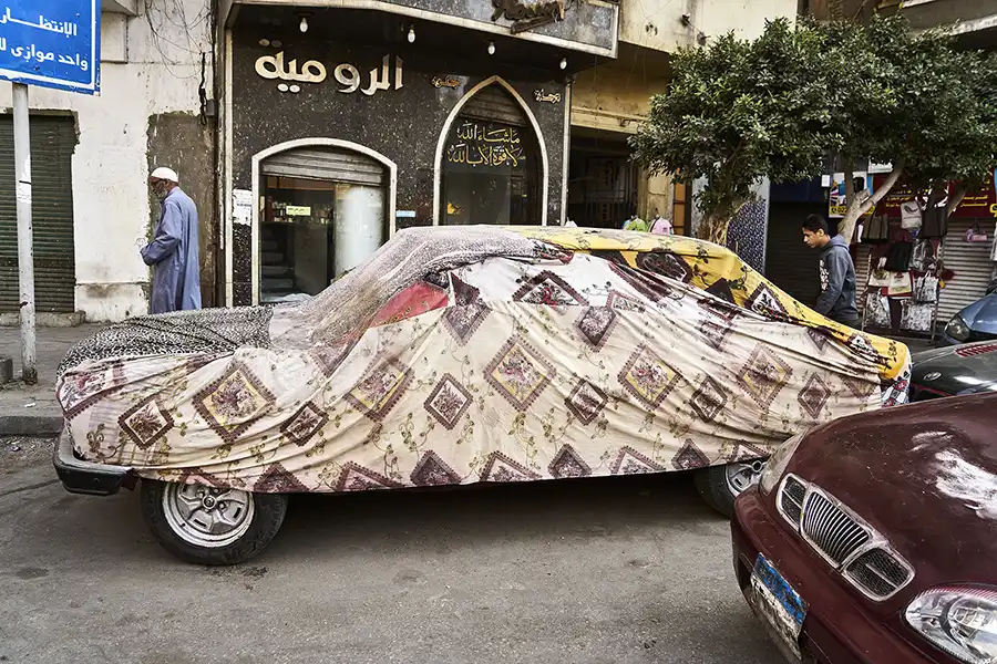 Coche cubierto con tela en Egipto