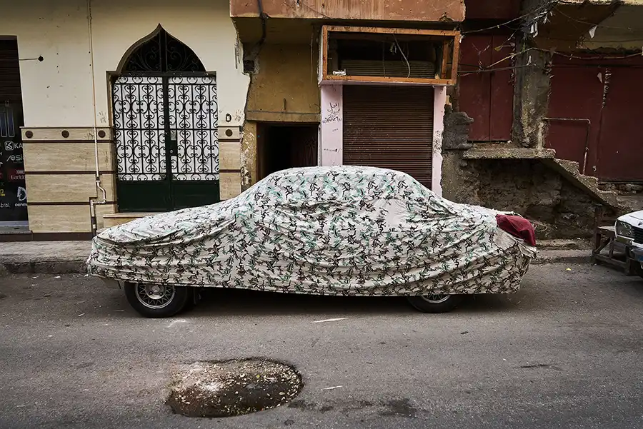 Coche cubierto con tela en Egipto