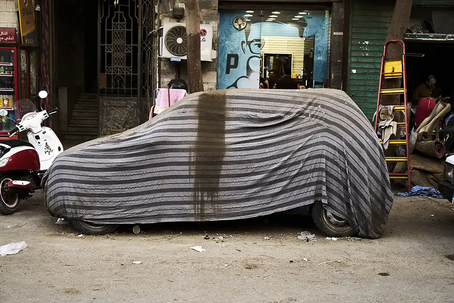 Coche cubierto con tela en Egipto