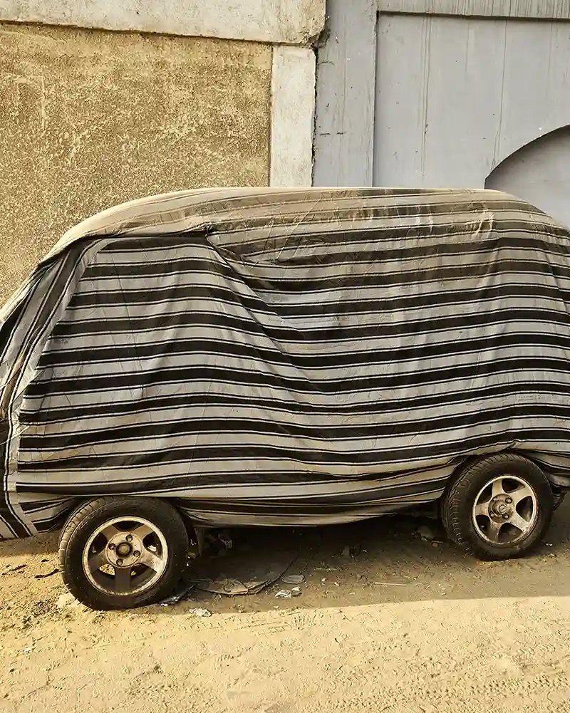 Coche cubierto con tela en Egipto