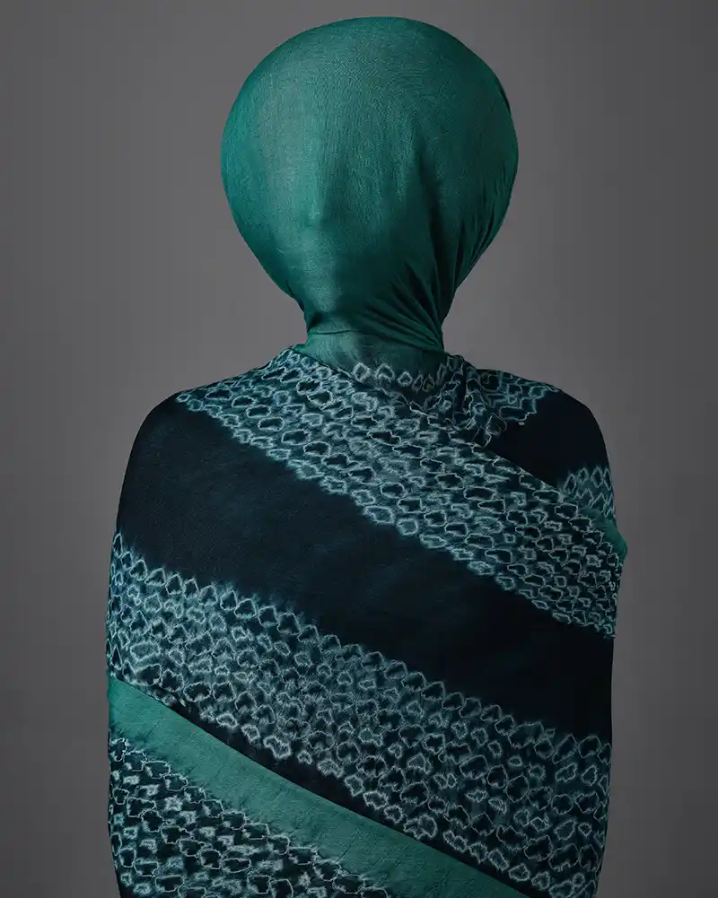 Persona envuelta y cubierta con tela