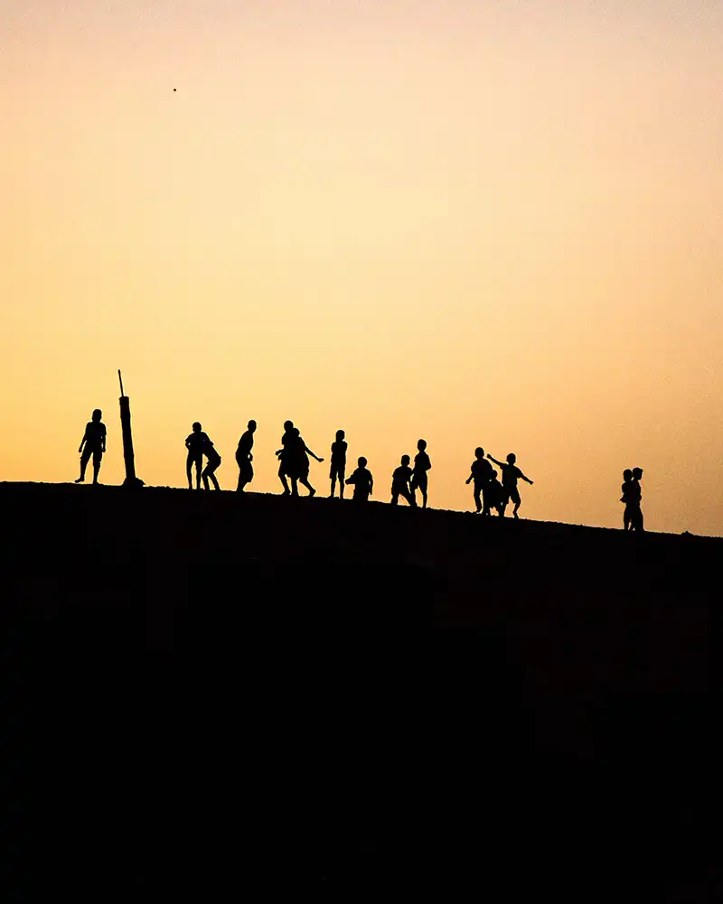 Contraluz de niños en un atardecer en el Sáhara